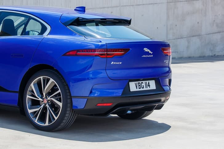 No rear wiper! Flow of air and water repelling glass do the work.